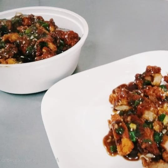 Coxa e sobre coxas de frango desossada empanada e frita ao molho de gengibre levemente picante.