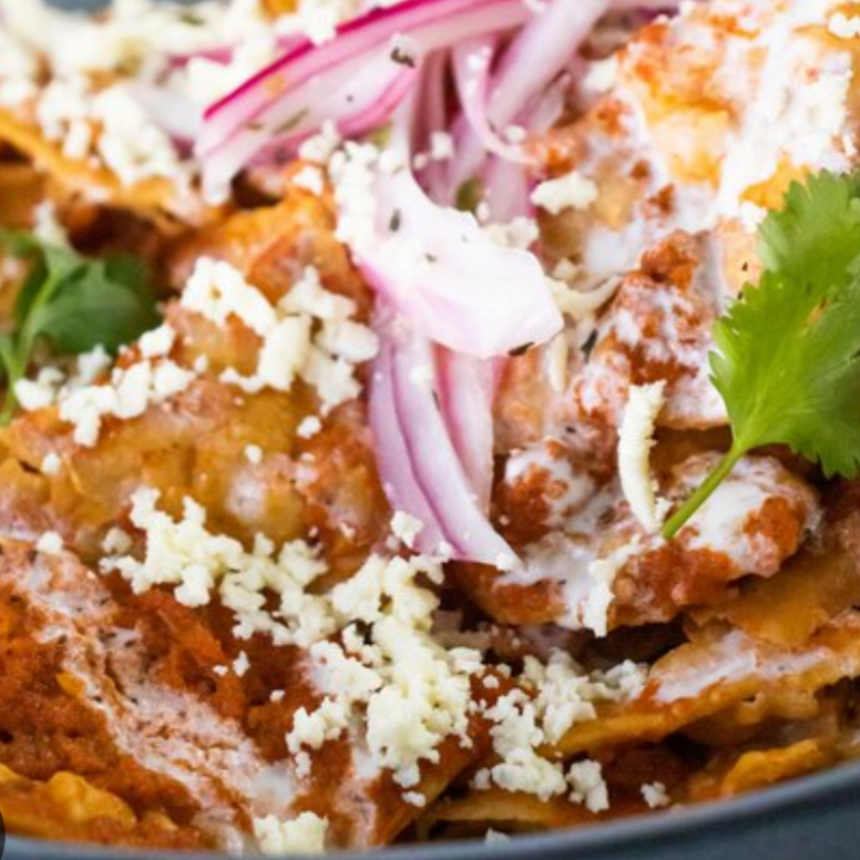 Chilaquiles Rojos con Chicharrón Prensado