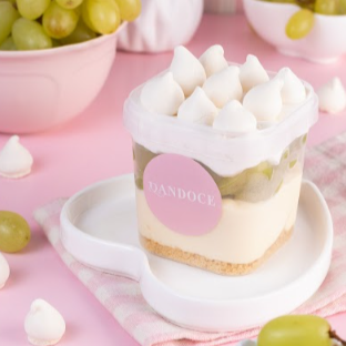 Base de farofinha artesanal, com nosso amado recheio de ninho, uva verde picada, chantininho e suspiro.