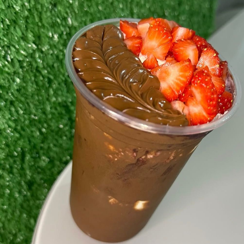 Copo irresistível com açaí cremoso, envolto por uma generosa camada de Nutella, finalizado com nutella e morangos.