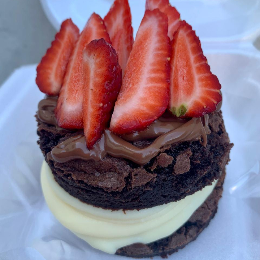 Brownie molhadinho + rastros de nutella com morangos frescos .