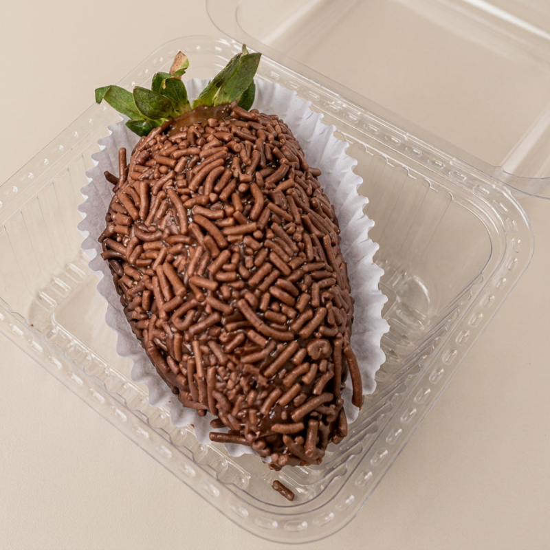 Nossa deliciosa e inesquecível Coxinha Doce de Chocolate recheada com morango está de volta! Uma das sobremesas mais queridas do cardápio.