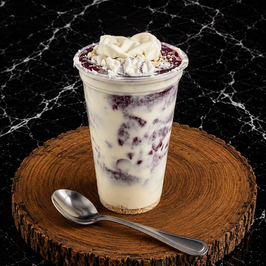 uma camada bem recheada envolvendo todo copo por dentro caso escolham creme, caso seja fruta bastante fruta no meio e em cima do copo, 2 camadas de açaí tradicional e duas camadas de adicionais