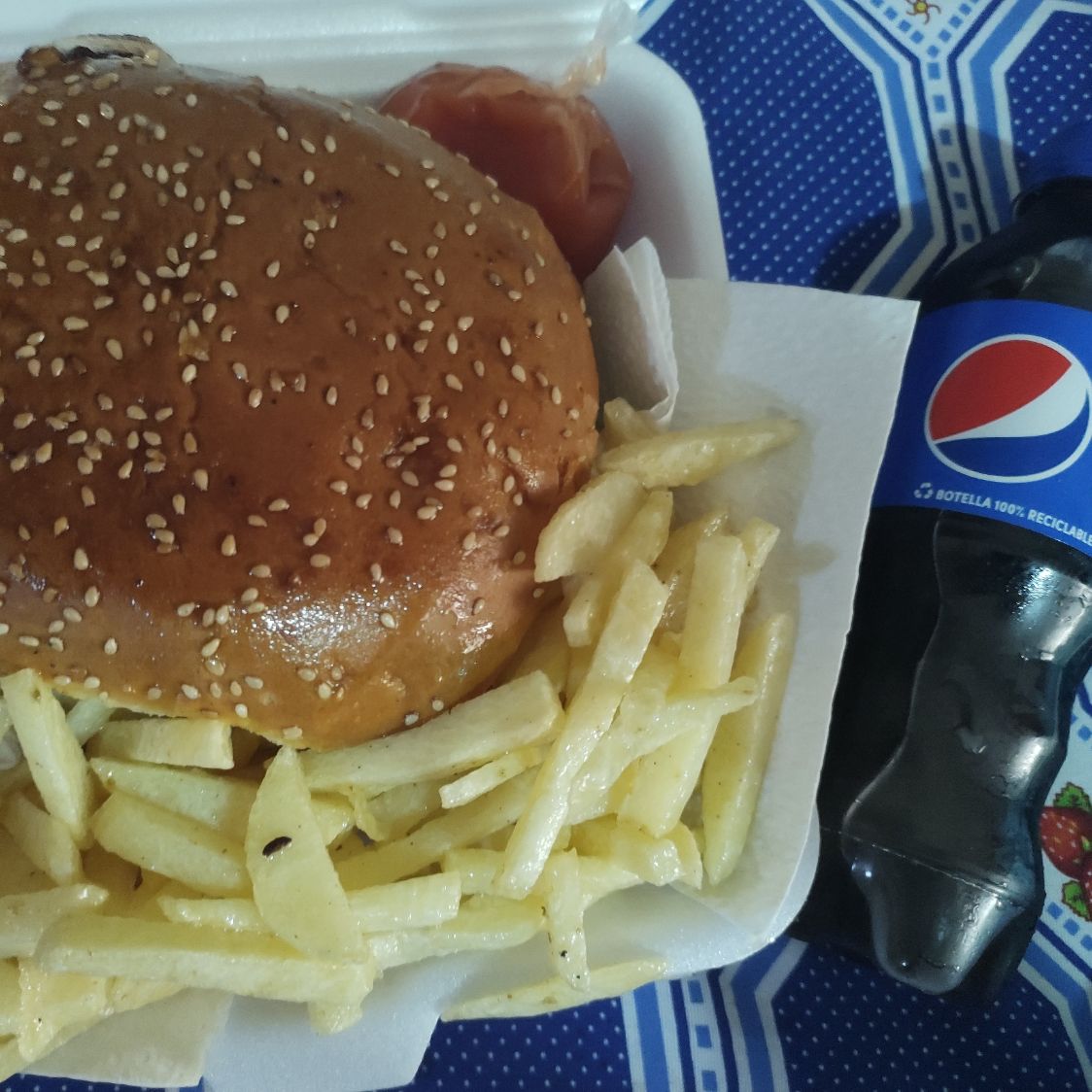 Hamburguesa con Papas y Refresco