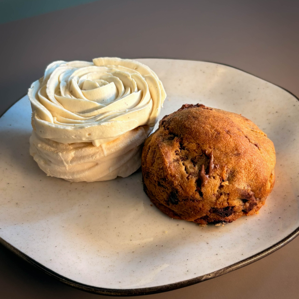 Toda semana perguntamos ao Chef uma combinação perfeita de Doce especial + Cookie da casa. E então juntamos em um pacote especial.