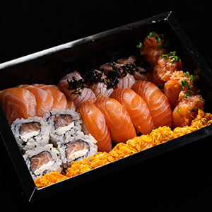 08 - Gunkan Salmão Doritos 04 - Sashimi de Salmão Maçaricado Com couve 04 - Niguiri Salmão 04 - Uramaki Philadelfia 04 - Sashimi de Salmão 04 - Gunkan Salmão ‼️Os pedidos acompanham: 01 hashi, shoyu e teriaky. Demais adicionais como wasabi e gengibre deverão ser adquiridos à parte. ‼️Obs: **Não Realizamos Troca De Nenhuma Peça Do Produto.**
