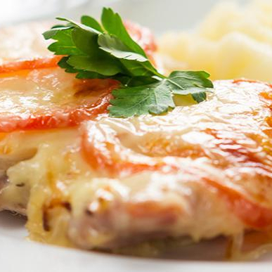 Quentinha de Frango a parmegiana com purê de batata acompanhado de arroz branco, feijão preto, farofa da casa. Marmita sugerida para 01 pessoa com aproximadamente 800 gramas de comida.