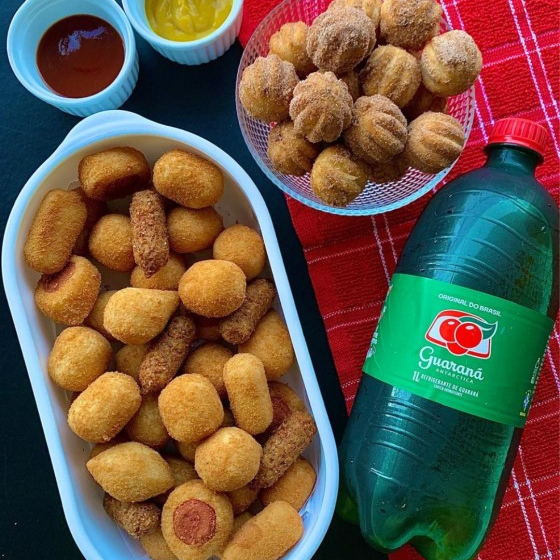 40 salgados com os seus sabores preferidos, fritos na hora + 20 mini churros de doce de leite + 1Refrigerante de 1L geladinho!