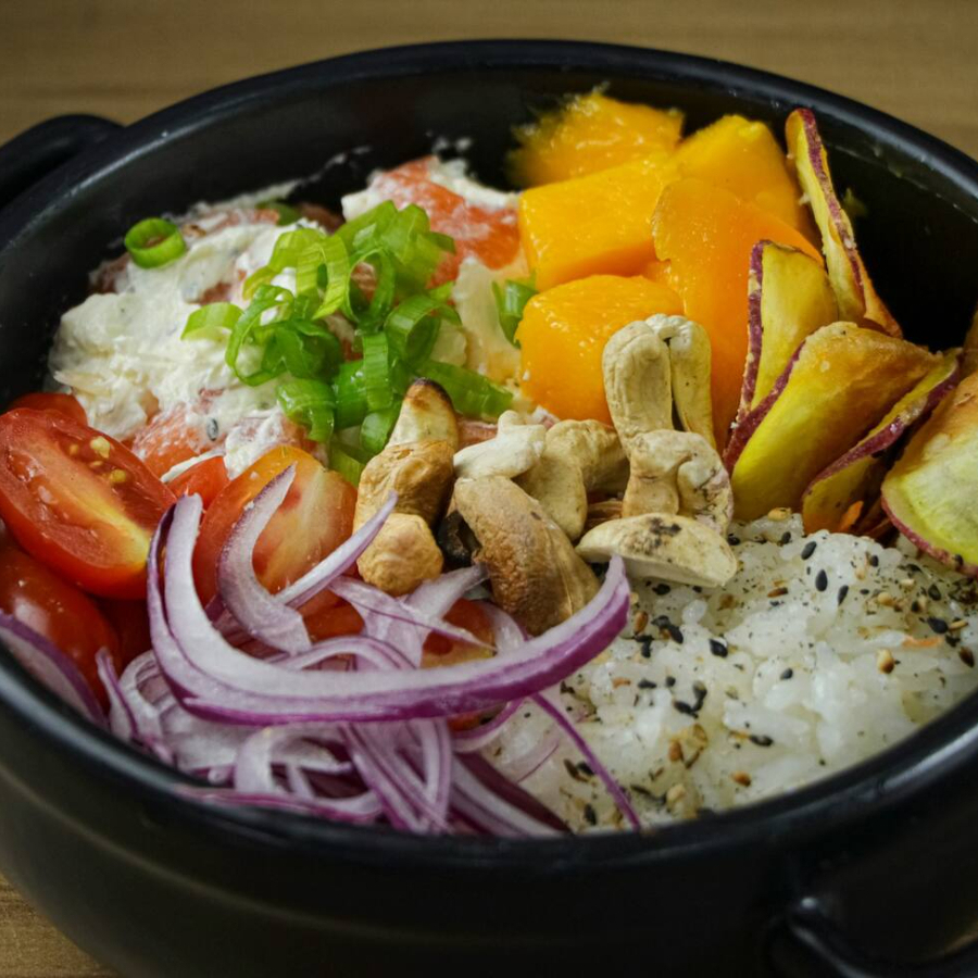 Base de arroz japonês, salmão cremoso com cream cheese e molho robata. Finalizado com tomate cereja, manga, chips crocantes de batata doce, cebola roxa, cebolinha, gergelim e castanhas de caju. Leve, refrescante e cheio de textura.