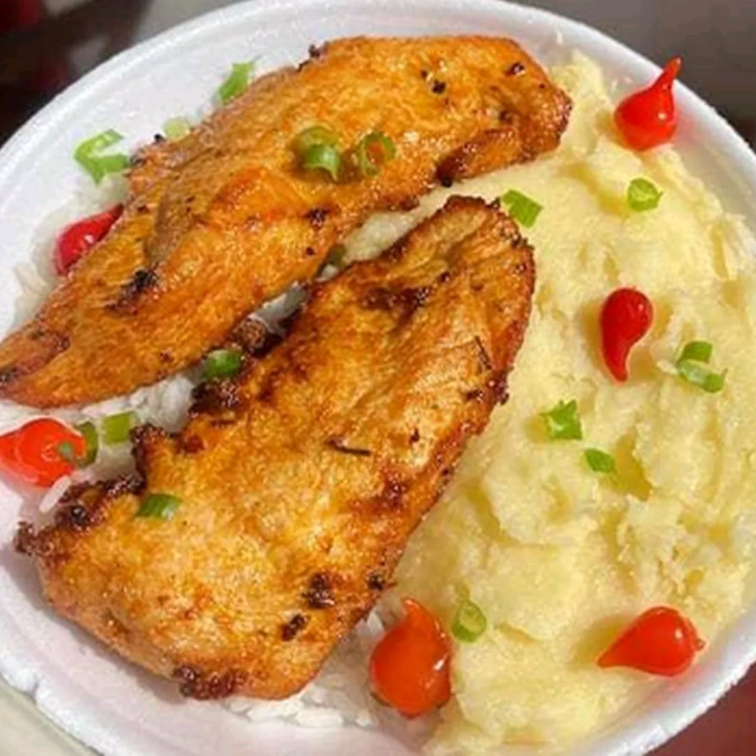 Marmita com delicioso filé de frango grelhado acompanhado de arroz branco, feijão e purê de batata. Marmita indicada para 01 pessoa.