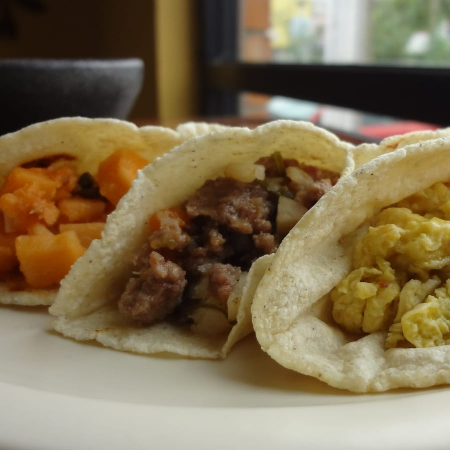 Taco de Maíz Frijoles con Queso