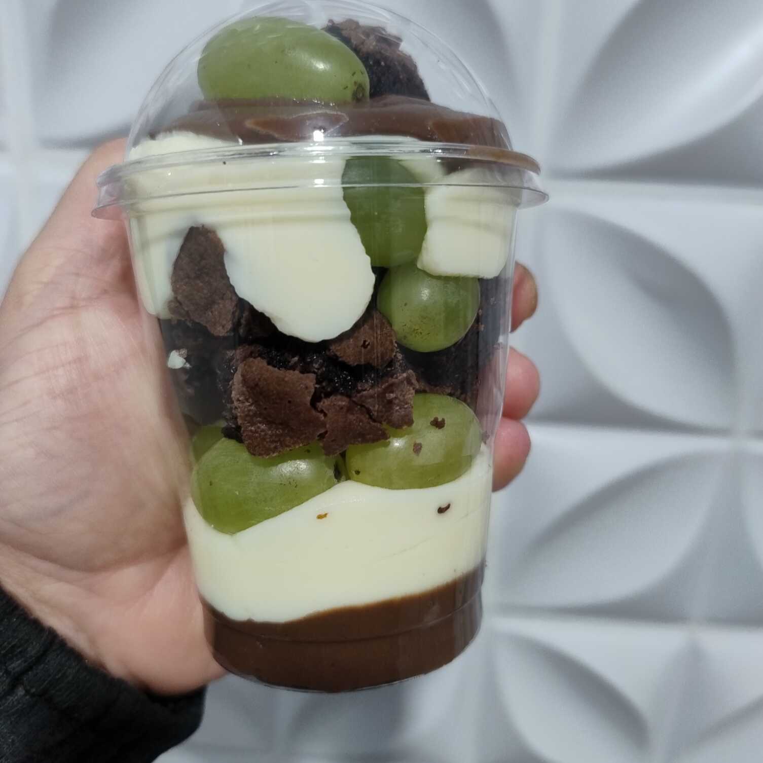 Copo da felicidade , creme de chocolate, creme de ninho, pedaços de Brownie , uvas verdes sem sementes. Nossos copos da felicidade são montados na hora , para garantir um produto fresco e de qualidade. Embalagem de 220 ml (Aprox 250).