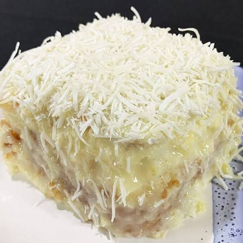 Clássico bolo de coco gelado, molhadinho e super macio, do jeitinho da infância. Feito com massa fofinha, calda cremosa de coco e finalizado com bastante coco ralado. Vai embalado no papel alumínio, igual antigamente, pra manter o sabor e a nostalgia a cada mordida.