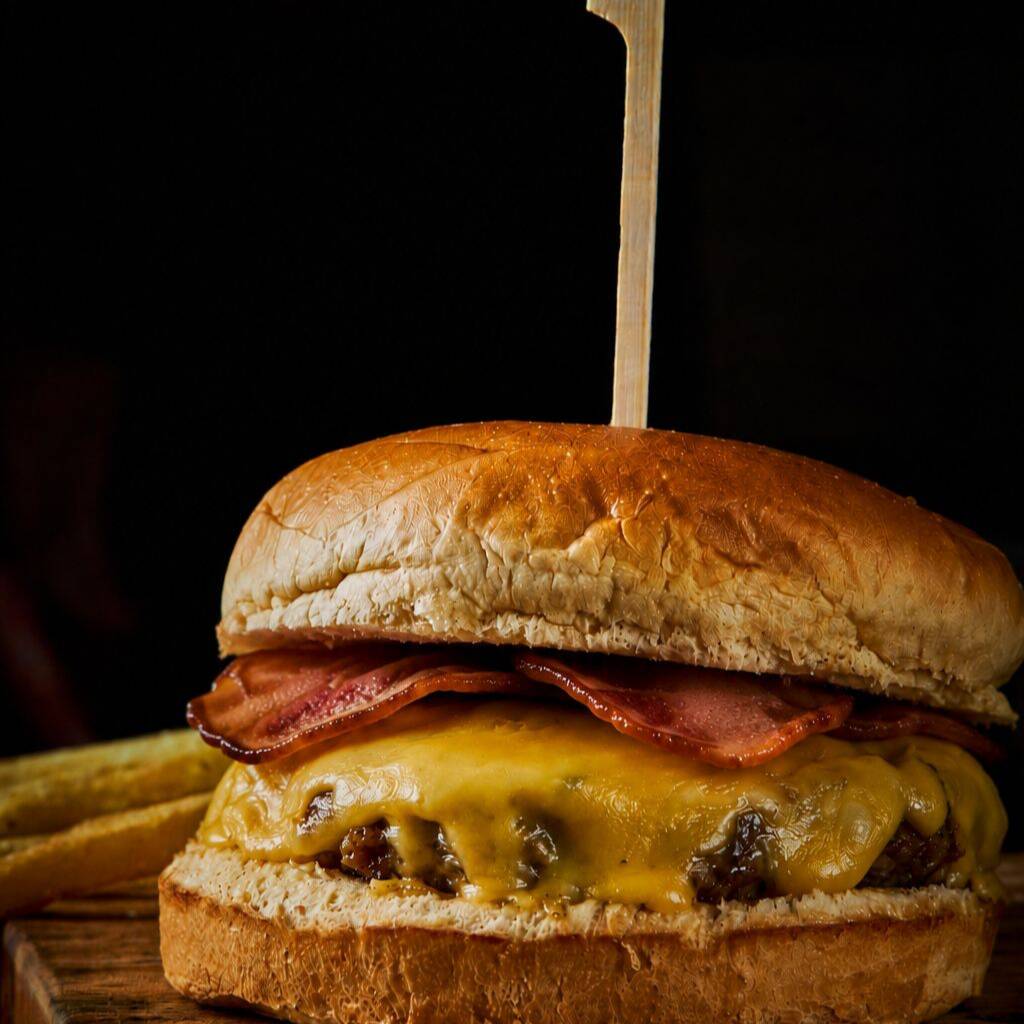 Pão brioche com hamburguer blend de brisket e fraldinha Angus (160g), queijo prato, bacon e maionese.