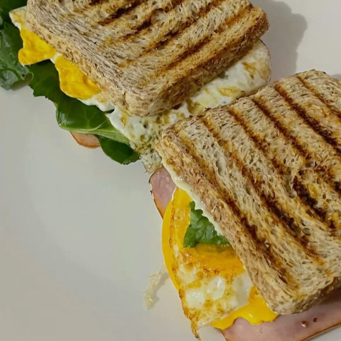 Sandwich De Huevo Estrellado y Jamón.