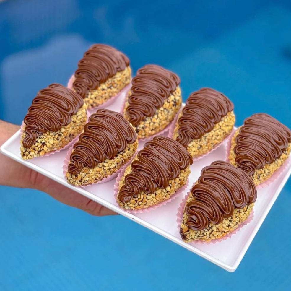 brigadeiro gourmet com morango fresquinho, amendoim triturado e nutella pura. pedo médio 100g