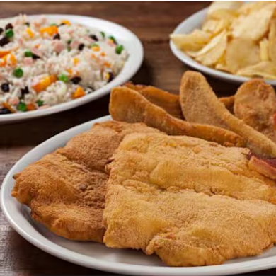 Um delicioso frango a milanesa acompanhado de arroz a grega, banana frita e batata frita . Grátis refrigerante 2 litros. Obs.: Kuat ou sukita (envio conforme disponibilidade).