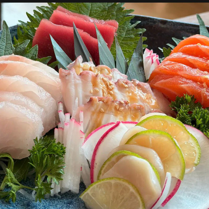 Seleção especial de sashimis com cortes precisos e frescor absoluto. Inclui salmão, polvo espanhol, atum bluefin, vieira e peixe branco do Dia, respeitando a textura e o sabor de cada ingrediente. Uma experiência elegante e equilibrada, ideal para apreciar a pureza do sushi, agora direto na sua casa.