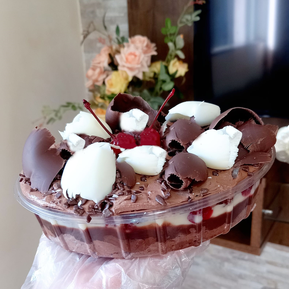 Bolo de Chocolate com recheio cremoso de Brigadeiro Belga e Ninho Cremoso, com muitas cerejas picadas. Cobertura raspas de chocolate preto e branco com cerejas. Embalagem de 1 litro pesando aproximadamente 600 gramas. Servindo 4 a 5 pessoas.