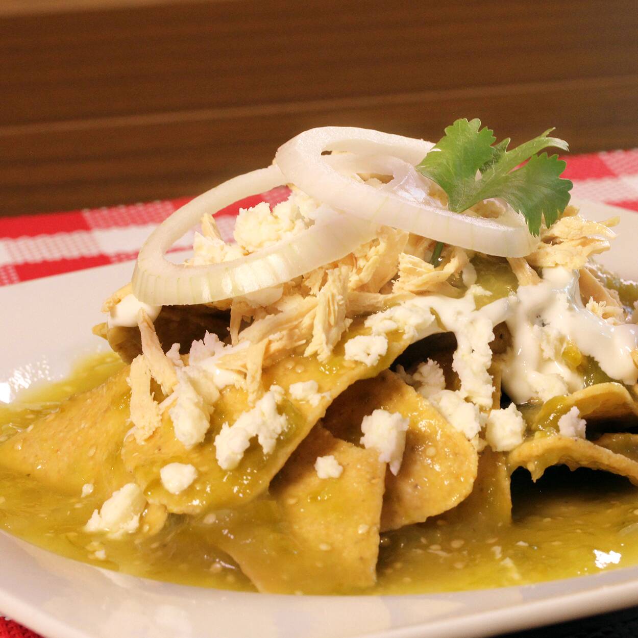 CHILAQUILES CON HUEVO (incluye bolillo)