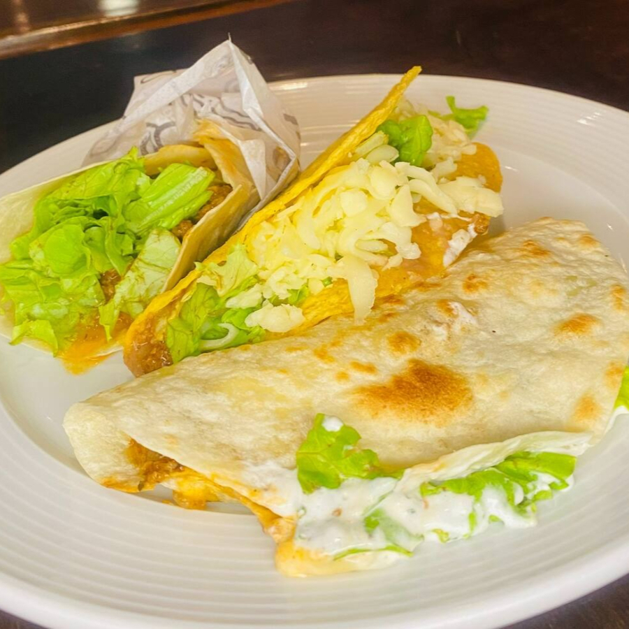 Deliciosos pratos vegetarianos feito com tortilha de 18cm Taco, Burrito e Quesadilla com fatias de legumes.