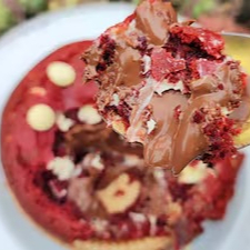 Torta Red Velvet recheada com Nutella cremosa. Quentinha, doce e irresistível que você merece!