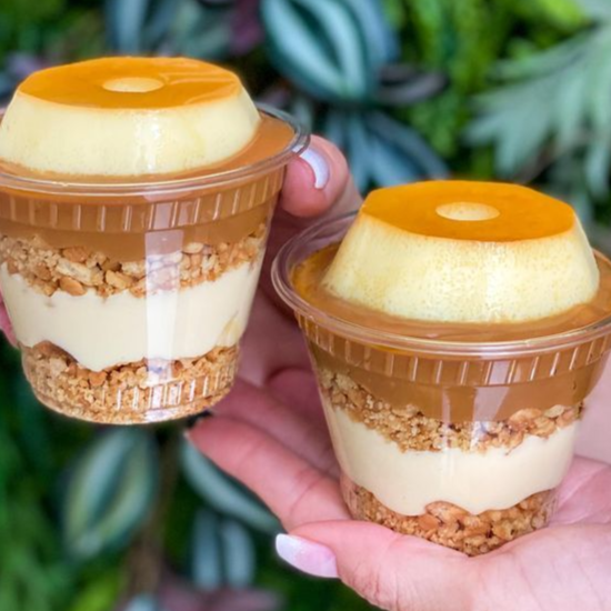 Uma delicioso Copudim da felicidade . Com aquela farofinha incrível de biscoito com camadas de Ninho gourmet e Brigadeiro de doce de leite. Finalizado cum um mini Pudim.