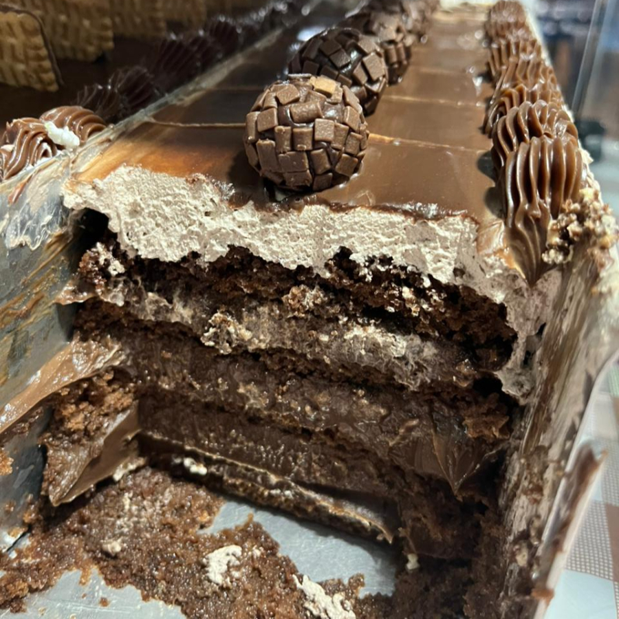 Fatia Deliciosa massa cacau recheio chocolate 50% cacau finalizado com brigadeiro gourmet. Peso Aprox 300gr acompanha cada chocolate