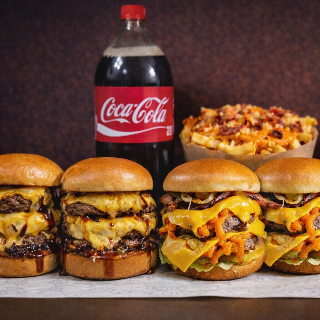 2 poderoso 2 meu hambúrguer favorito ,uma batata grande com cheddar e bacon e uma coca 2 litros