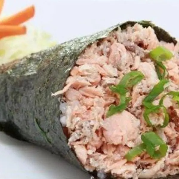 Temaki de salmão grelhado ,um clássico com personalidade :salmão grelhado no ponto perfeito ,combinando o sabor marcante e textura macia .enrolado em algas nori premium com arroz temperado ,recebe o toque cremoso do cream cheese e o frescor da cebolinha