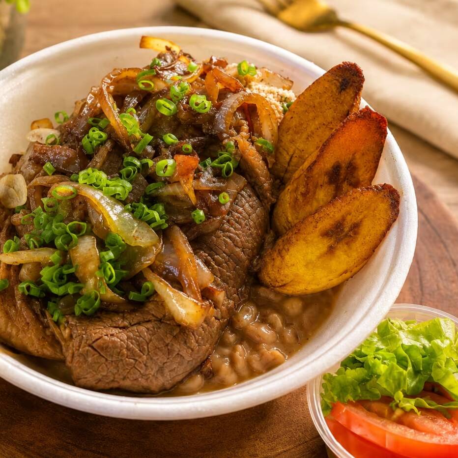 Bife acebolado suculento, preparado no capricho com temperos especiais e cebolas douradinhas por cima, cheio de sabor caseiro. Acompanha farofa saborosa, banana frita docinha e dourada, além de uma salada fresquinha para equilibrar a refeição. Uma combinação completa, brasileira e irresistível para matar a fome com muito sabor.