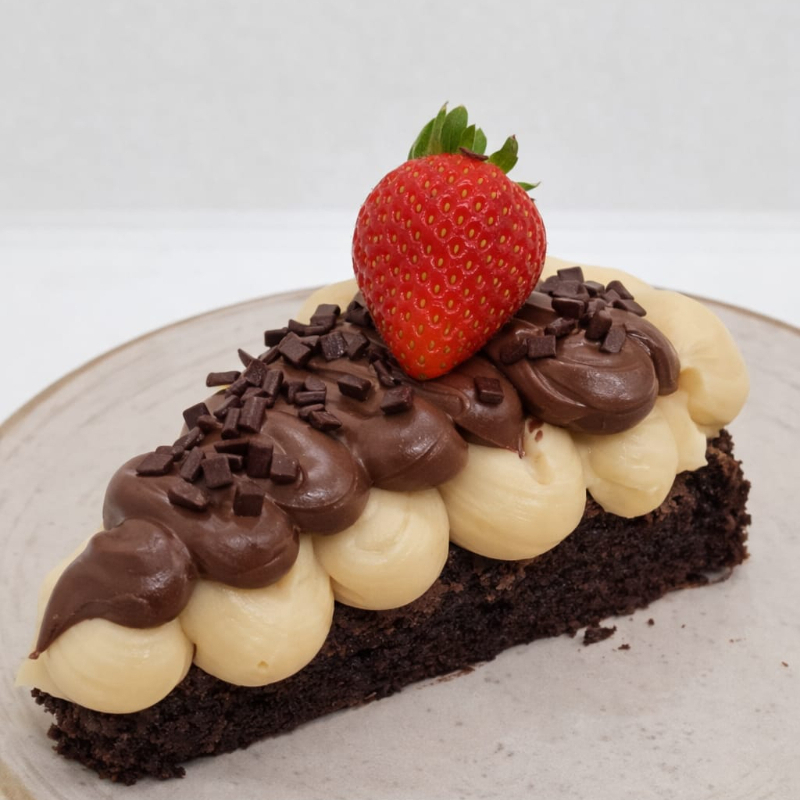 fatia generosa de brownie intenso e bem chocolatudo, finalizado com uma cobertura cremosa de brigadeiro de ninho e muitaaa nutella!!