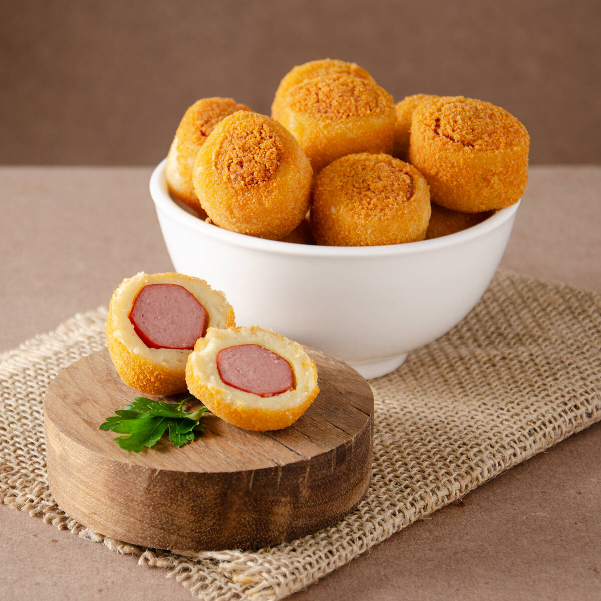 Deliciosos salgados com massa de batata e amanteigado, com peso aproximado de 20g, tamanho festa. Todos nossos salgados são fritos na hora, garantindo sabor e qualidade. Aproveitem!!!