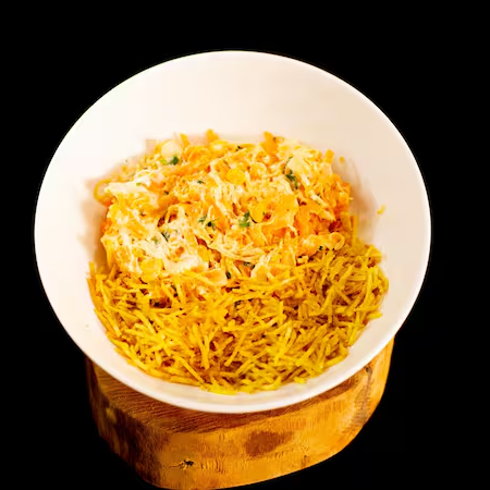 Salada de frango com cenoura, milho, batata palha e maionese temperada