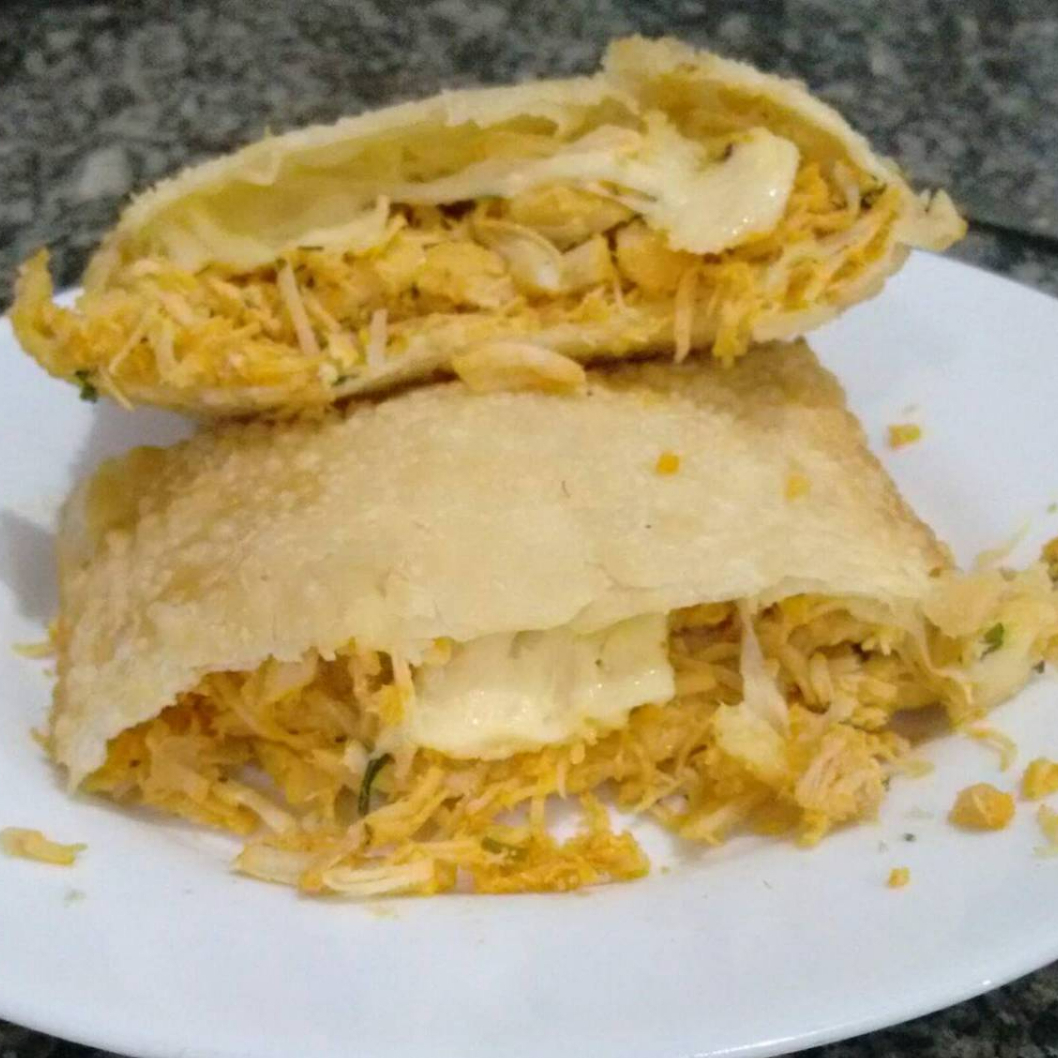 PASTEL DE RANGO COM REQUEIJÃO