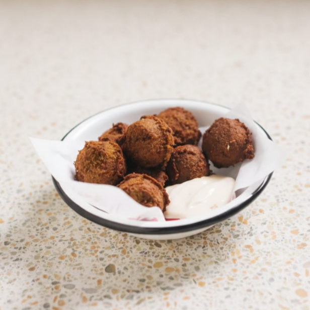 10 bolinhos crocantes de grão-de-bico temperados com especiarias da casa. Acompanha molho tahine.