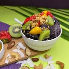 Delicioso creme de açaí e/ou sorvete, acompanhado com recheios e caldas. Temos também adicionais a sua escolha.