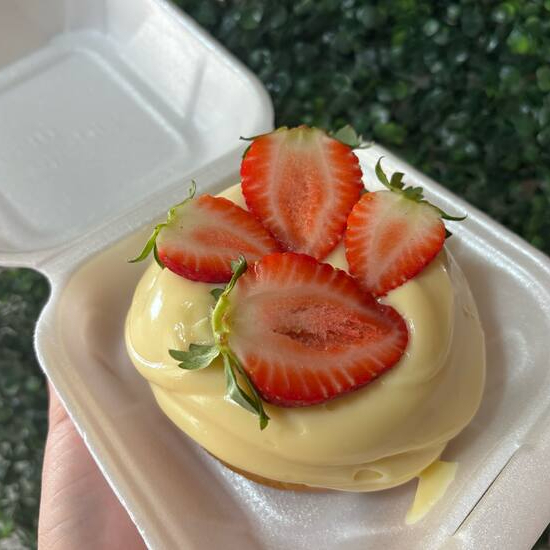 Mini Vulcão Ninho com Morango: Uma explosão de sabor em tamanho individual! Desfrute da nossa massa fofinha, recheada e coberta generosamente com um cremoso e irresistível Creme de Leite Ninho que transborda como uma deliciosa "lava". Finalizado com morangos frescos e suculentos, é a combinação perfeita de doçura e leve acidez. Simplesmente imperdível!