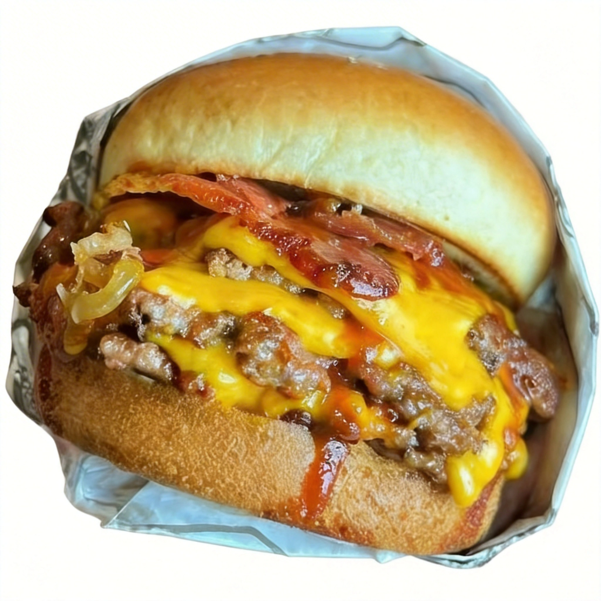Perfeito para os apaixonados por bacon e churrasco. Preparado no pão brioche macio, com 2 hambúrgueres suculentos de 130g, a exclusiva maionese da casa, molho barbecue e generosas fatias de bacon crocante, o combo acompanha uma porção pequena de batata frita e um refrigerante pequeno bem gelado, formando uma refeição completa e cheia de sabor.