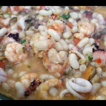 Preparado com feijão branco, lula, camarão, mexilhão e vôngole. Acompanha arroz e salada.