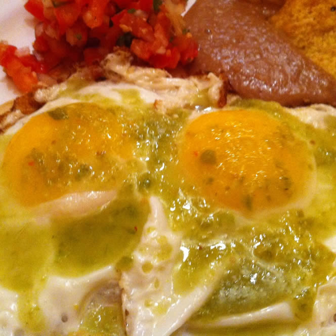 HUEVOS RANCHEROS SALSA VERDE Y GUISO ELEGIR