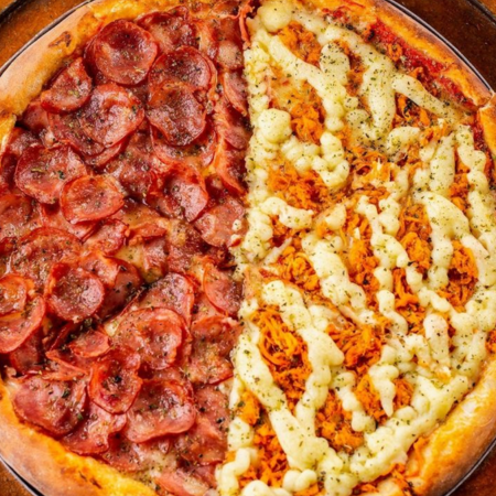 Calabresa Fatiada com Cebola e Muçarela no Molho Especial da Casa, Frango Desfiado com Catupiry Cremoso no Molho Especial de Frango. Equilíbrio Perfeito Para 3 a 4 Pessoas — Peça Agora! 🍕🔥