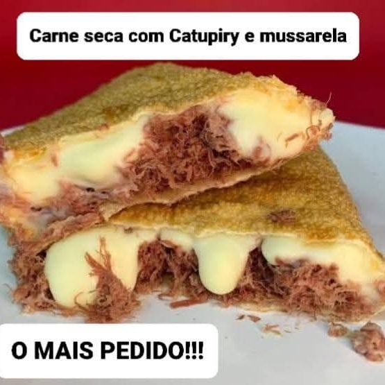 Carne seca suculenta desfiada e temperada com tomate, cebola, cheiro verde, queijo mussarela e catupiry original.