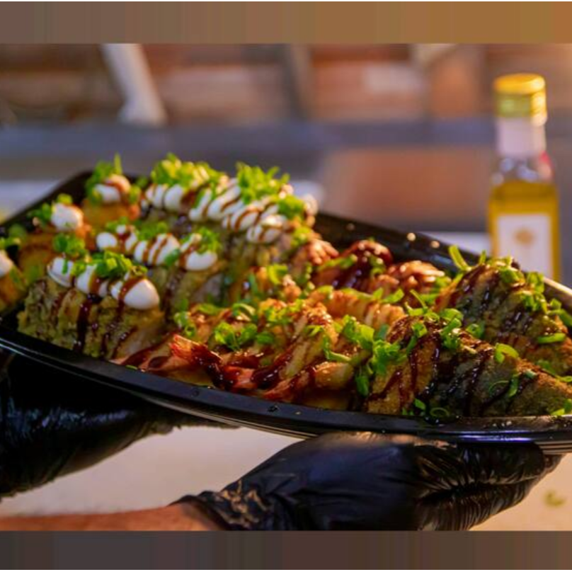 Delicie-se com uma experiência incrível para duas pessoas! Saboreie 3 Rolinhos Primavera, 3 Bolinhos de Salmão, 3 guioza, 1 Mini Bighot, 2 Mini Temaki Hot, 6 Hotrolls e 4 Camarões Empanados. Acompanha 3 molhos Shoyo, 3 molhos Tarê e 2 Hashis. Uma explosão de sabor!