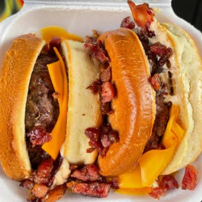 1 smash de cheddar, piscininha de cheddar com farofa de bacon.