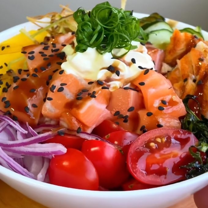 Arroz, salmão temperado, creme cheese