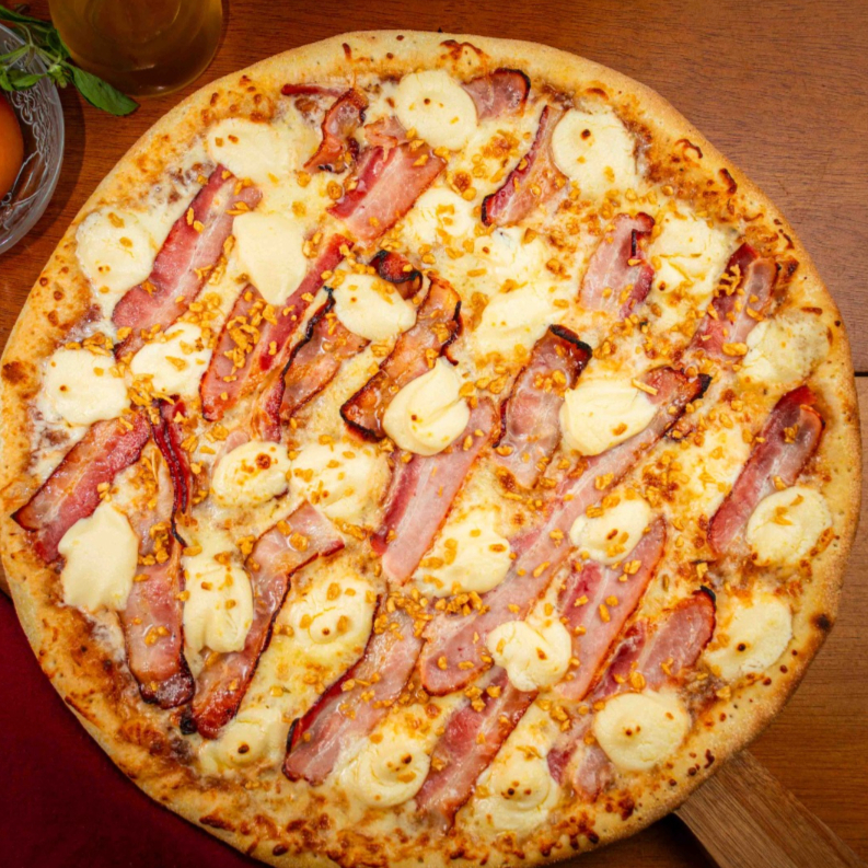 Ideal para 4 a 5 pessoas. Nossa Pizza Gigante tem massa artesanal e recheio farto. Escolha até 2 sabores. Dica: Adicione uma bebida e uma Borda Recheada para completar seu pedido!