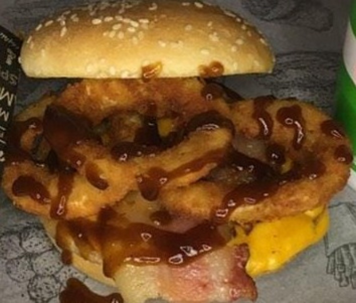 Pão , carne , queijo cheddar , Bacon ,  anéis de cebola , molho barbecue , molho verde , ketchup