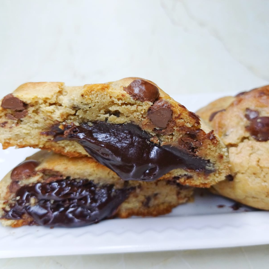 Cookie artesanal recheado com brigadeiro 50%. Feito com açúcares demerara e mascavo que proporciona verdadeiro sabor caramelizado do cookie. Serve 1 pessoa Aprox 95/100gm