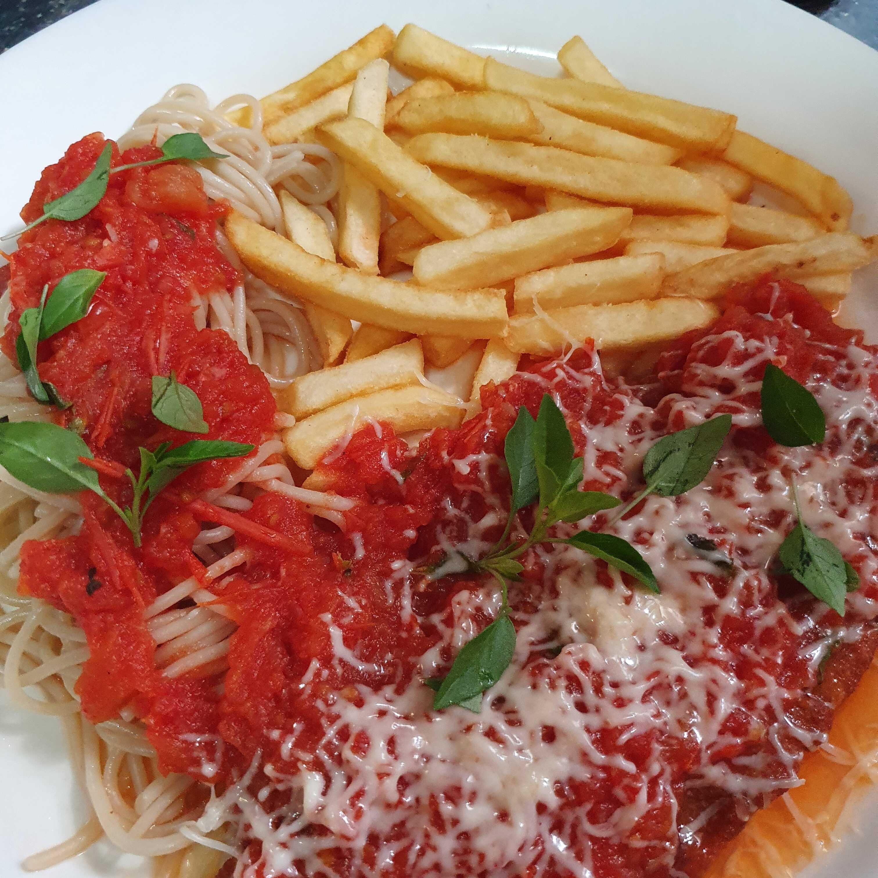 Filé de frango empanado, espaguete, molho de tomate caseiro, batata frita.